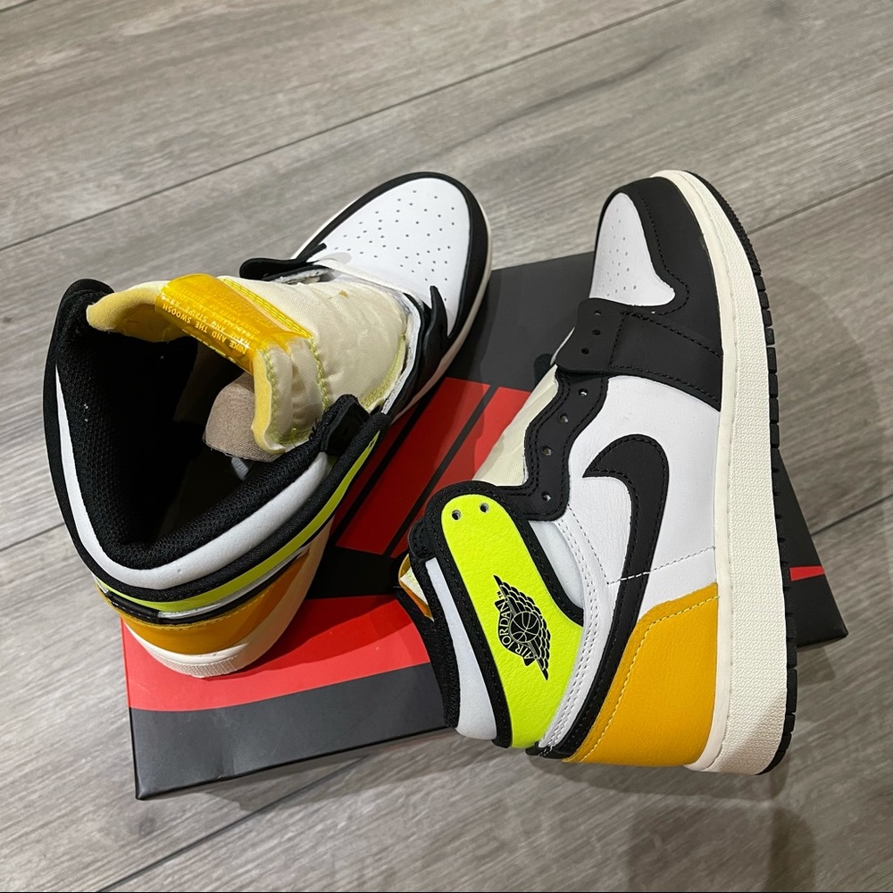 Air Jordan 1 Retro High “Volt” OG Men's 11.5 - Picture 7 of 8